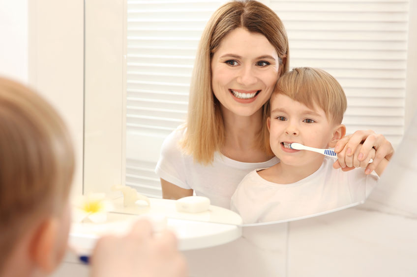 虫歯予防で歯を磨く子供