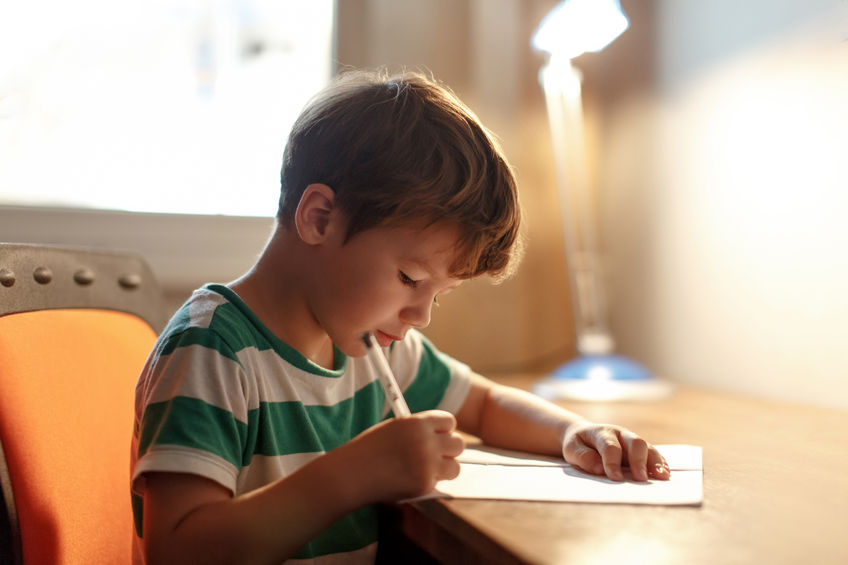 字を書く練習をする子供